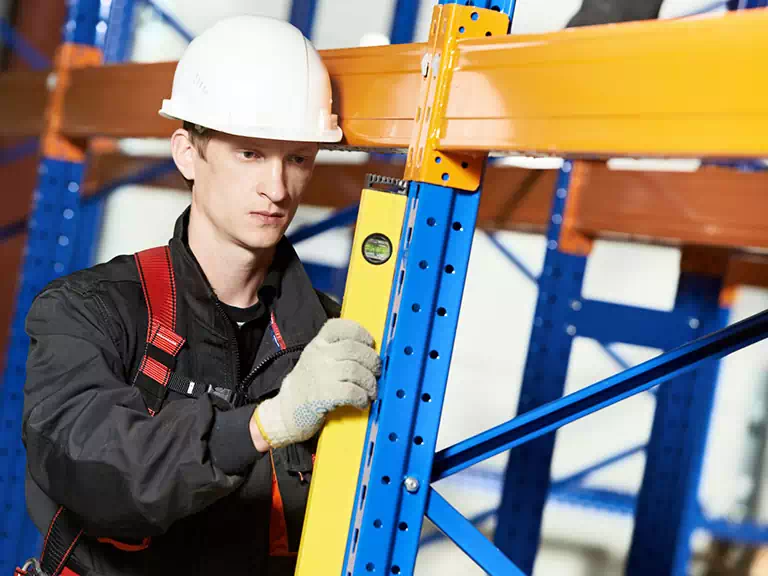 przeglądanie regałów w magazynie